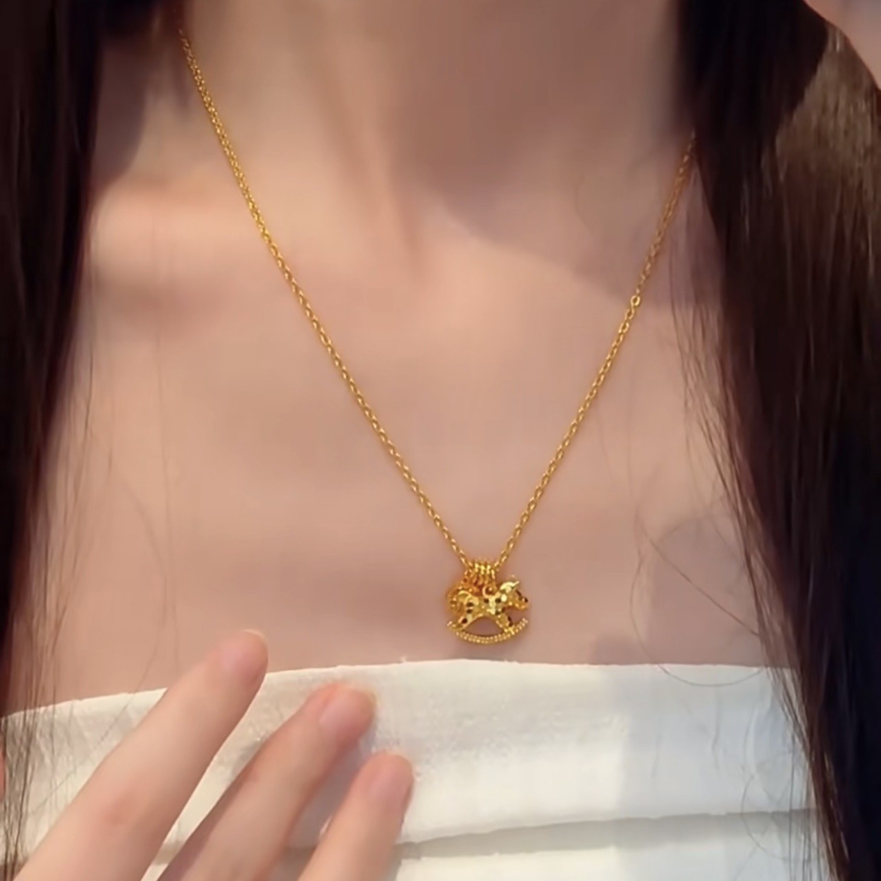 Collana con Ciondolo Cavallo E - Coin Necklace Delicate recensione e prezzo