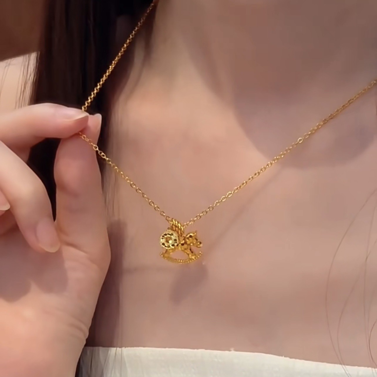 Collana con Ciondolo Cavallo E - Coin Necklace Delicate recensione e prezzo